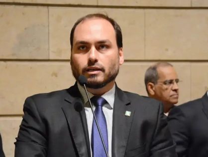 Carlos Bolsonaro confirma pré-candidatura ao Senado por SC