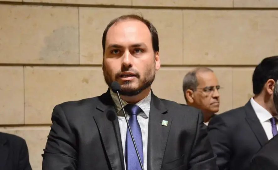 Carlos Bolsonaro confirma pré-candidatura ao Senado por SC