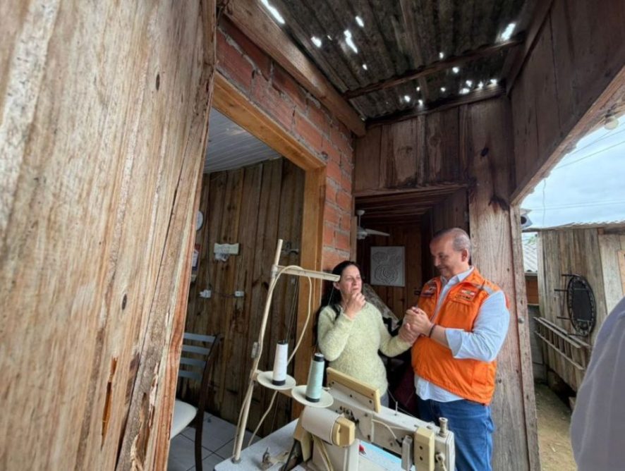 Em Ibirama, Jorginho acompanha entrega de telhas e confirma investimento milionário em contenção de encostas