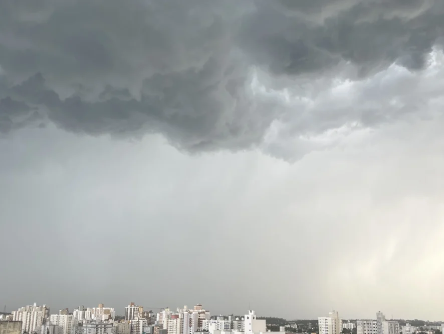 Ciclone é considerado atípico por características incomuns, explicam meteorologistas