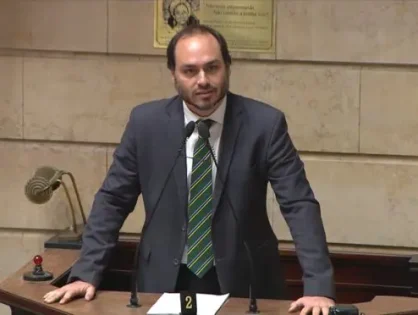 Pelo Estado 16/12: Após renunciar no RJ, Carlos Bolsonaro aterrissa em Santa Catarina