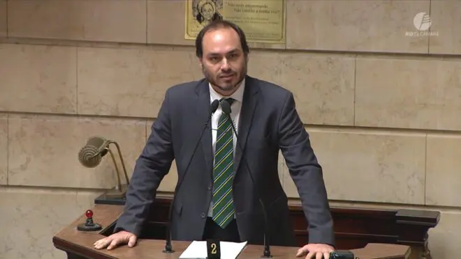 Pelo Estado 16/12: Após renunciar no RJ, Carlos Bolsonaro aterrissa em Santa Catarina