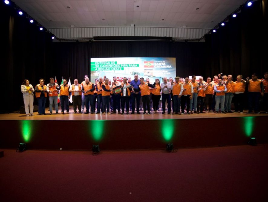 Operação contra estiagem: Governador destina caminhões-pipa para o Oeste