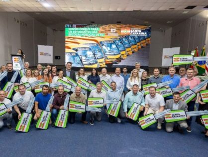 Governador entrega mais 30 novos ônibus escolares para transporte de estudantes das redes públicas de ensino