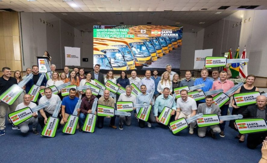 Governador entrega mais 30 novos ônibus escolares para transporte de estudantes das redes públicas de ensino