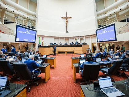 Pelo Estado 12/12: Aprovados projetos que em nada contribuem com a sociedade