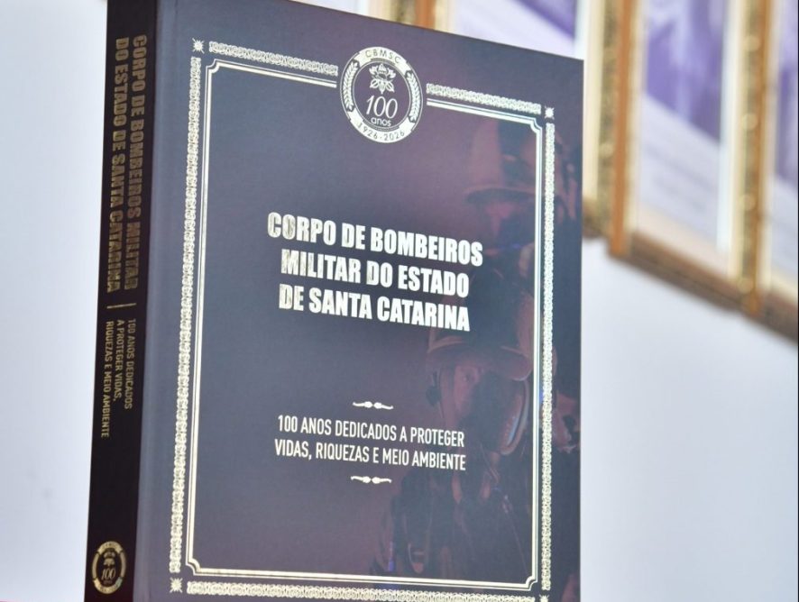 Corpo de Bombeiros Militar de SC apresenta livro histórico e calendário que marcam os 100 anos da corporação
