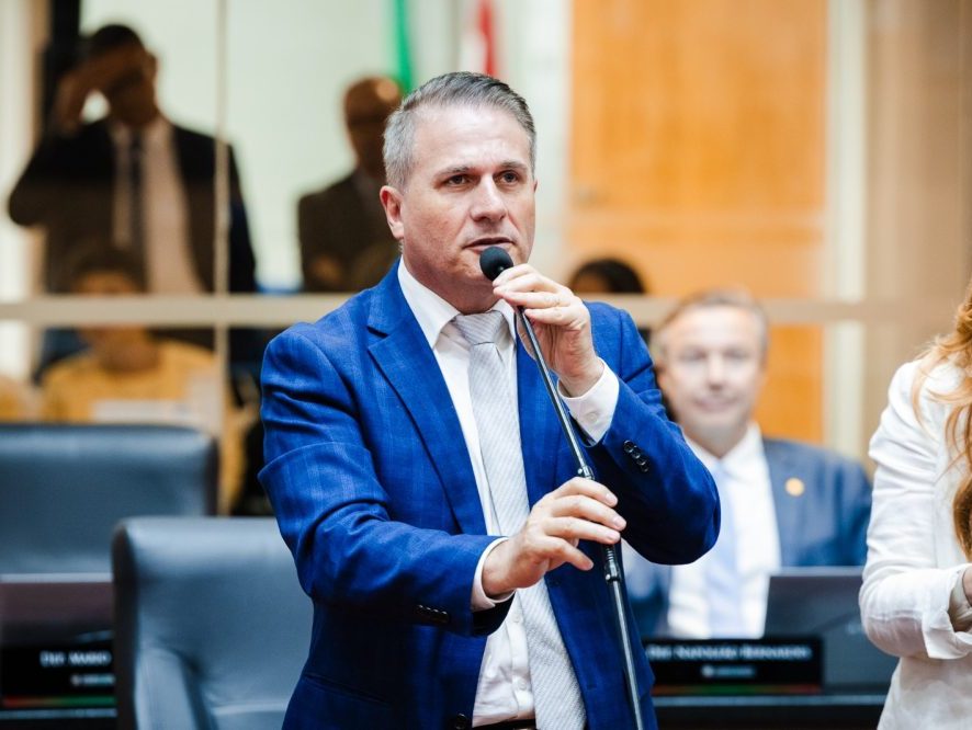 Sancionado projeto que proíbe reconstituição de leite em pó importado em SC