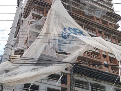 Celesc alerta para risco de telas e materiais de obras sobre a rede elétrica após ocorrências no Litoral Norte