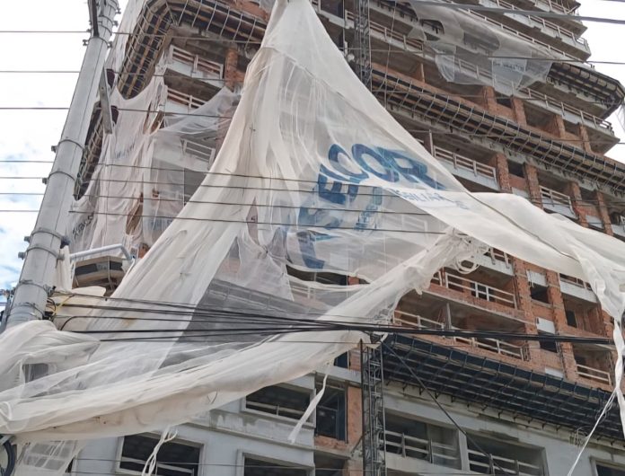 Celesc alerta para risco de telas e materiais de obras sobre a rede elétrica após ocorrências no Litoral Norte