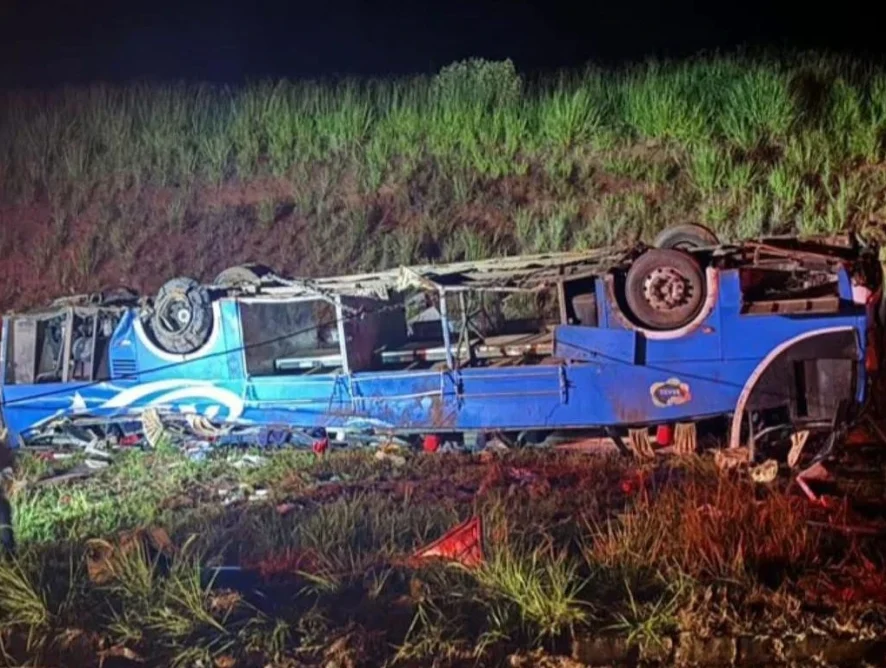 Tragédia: ônibus com trabalhadores que vinham para Santa Catarina tomba e deixa seis mortos