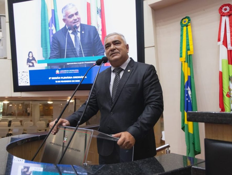 Deputado anuncia ação popular contra possível propaganda eleitoral antecipada