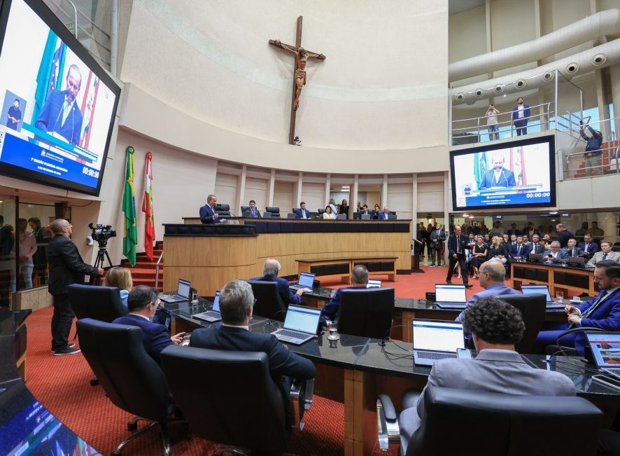 Governador aponta avanços do Estado na abertura do ano legislativo