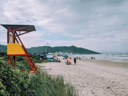 Temporada de verão: gasto médio dos turistas cai 16,4% em 2026 no litoral catarinense