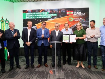 Governador entrega equipamentos e amplia segurança no mar para reforçar a pesca e a aquicultura em SC