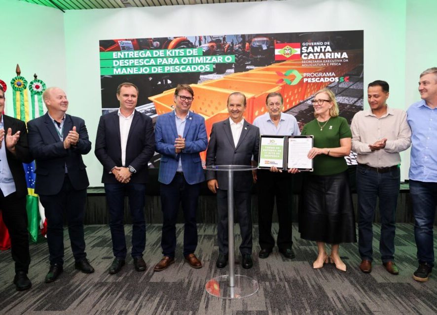 Governador entrega equipamentos e amplia segurança no mar para reforçar a pesca e a aquicultura em SC
