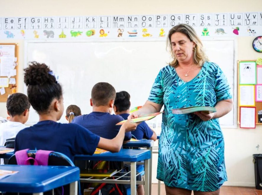 Governo de SC consolida pacote histórico de valorização dos professores com proposta de descompactação salarial aprovada na Alesc