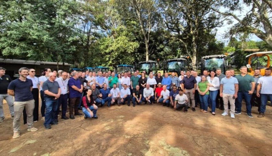 Governo do Estado entrega 43 equipamentos agrícolas em evento realizado em Chapecó