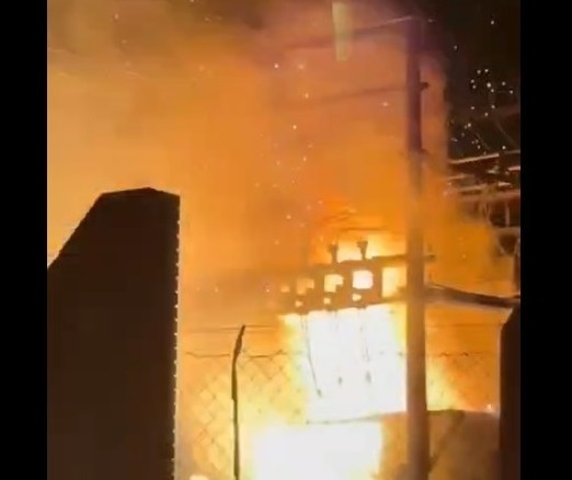 Vídeo: Incêndio de grandes proporções provoca apagão em 3 cidades de SC