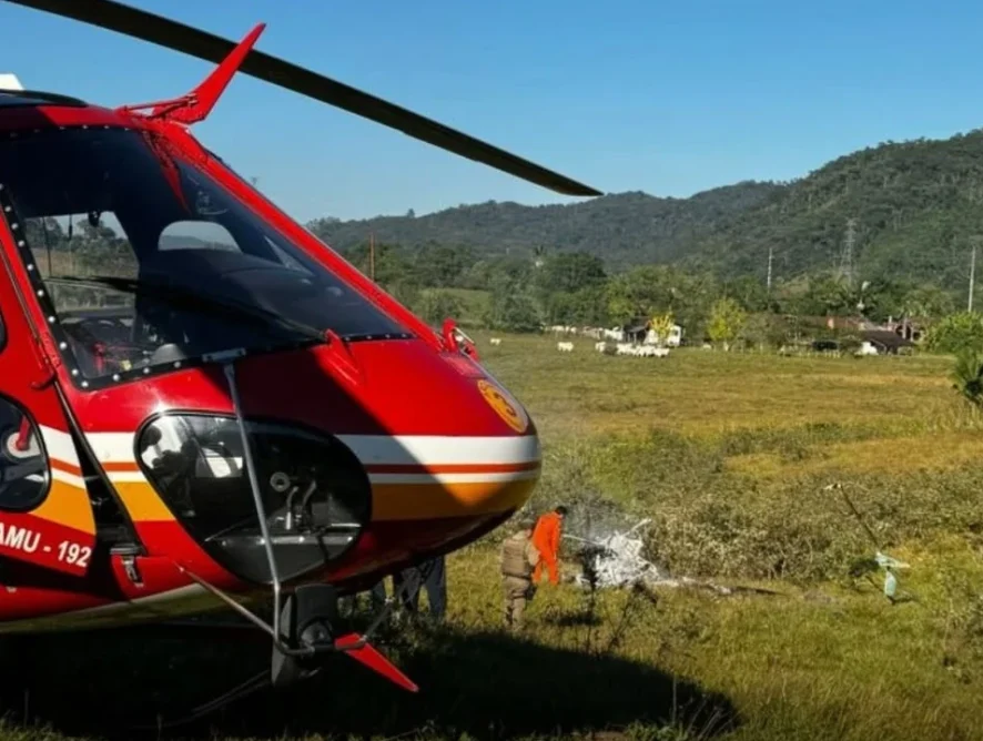 Helicóptero cai em Santa Catarina e deixa uma pessoa morta