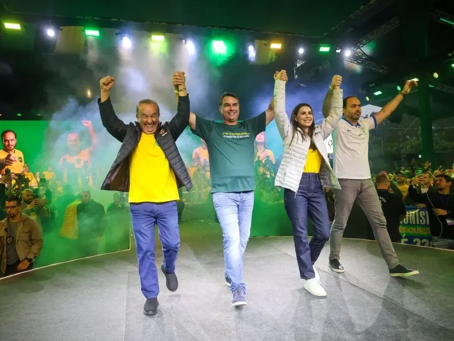 Falas de Flávio Bolsonaro em SC irritam direita e esquerda