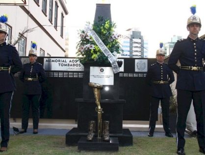 PMSC realiza homenagem aos policiais militares tombados em serviço