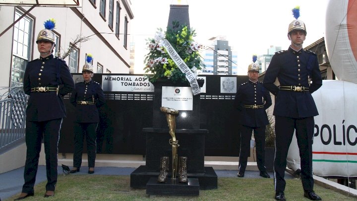 PMSC realiza homenagem aos policiais militares tombados em serviço