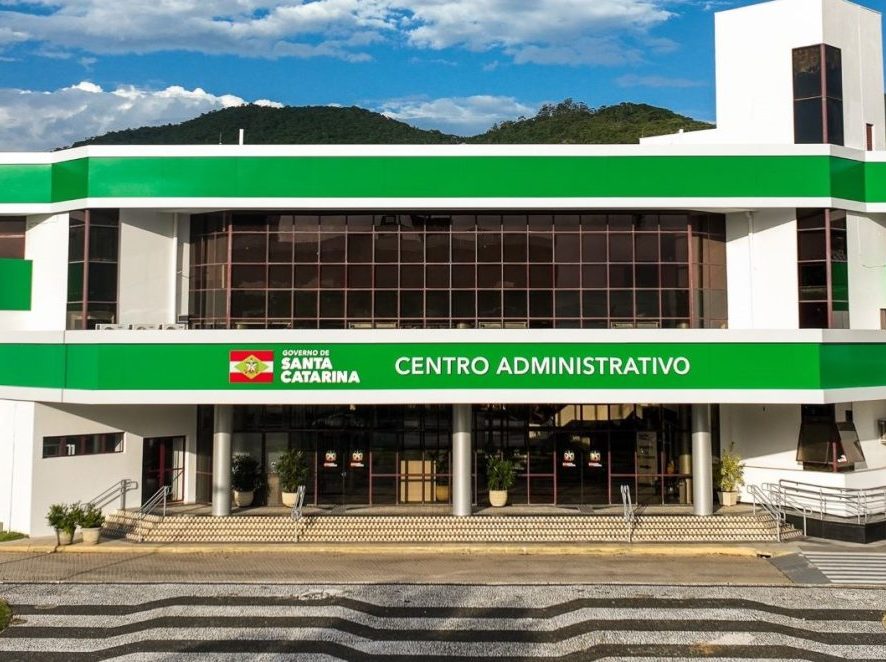 Governador demite sete servidores públicos e cassa quatro aposentadorias; entenda os motivos