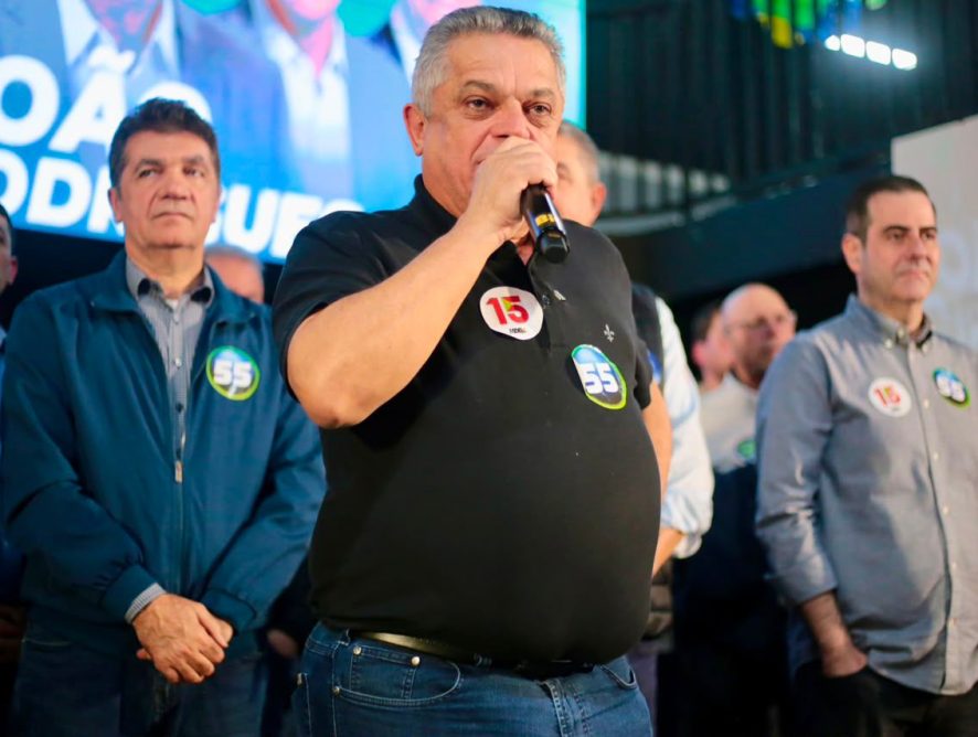 ”Seremos um governo que pense menos em partido e mais na população”, destaca João Rodrigues em evento para 2 mil pessoas