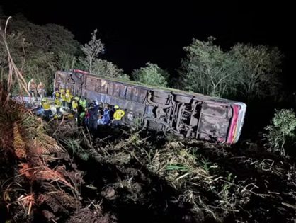 Tragédia em SC: ônibus de excursão com crianças capota e deixa três mortos e dezenas de feridos