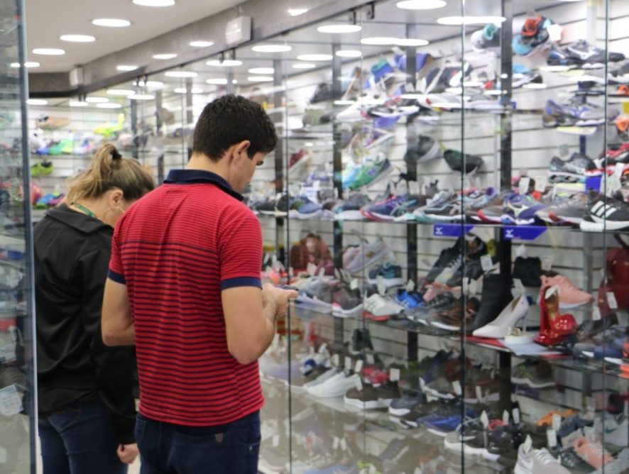 Setor de serviços lidera geração de empregos em SC no 1º semestre
