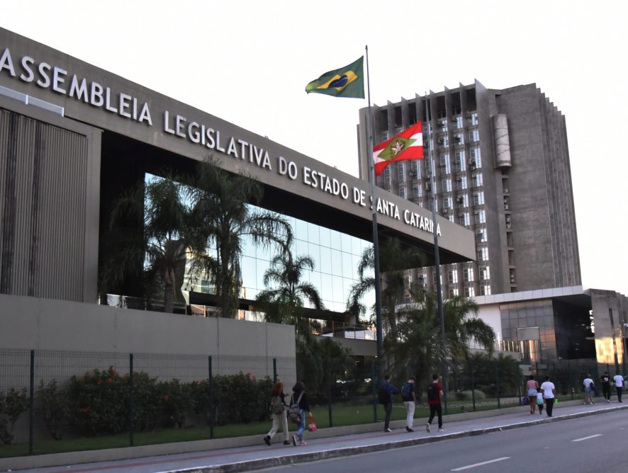 Pelo Estado 19/08: Cai o número de candidatos a deputado estadual em SC