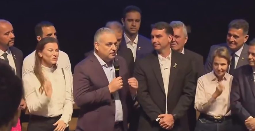 Flávio Bolsonaro anuncia Alfredo Gaspar como vice na disputa pela Presidência