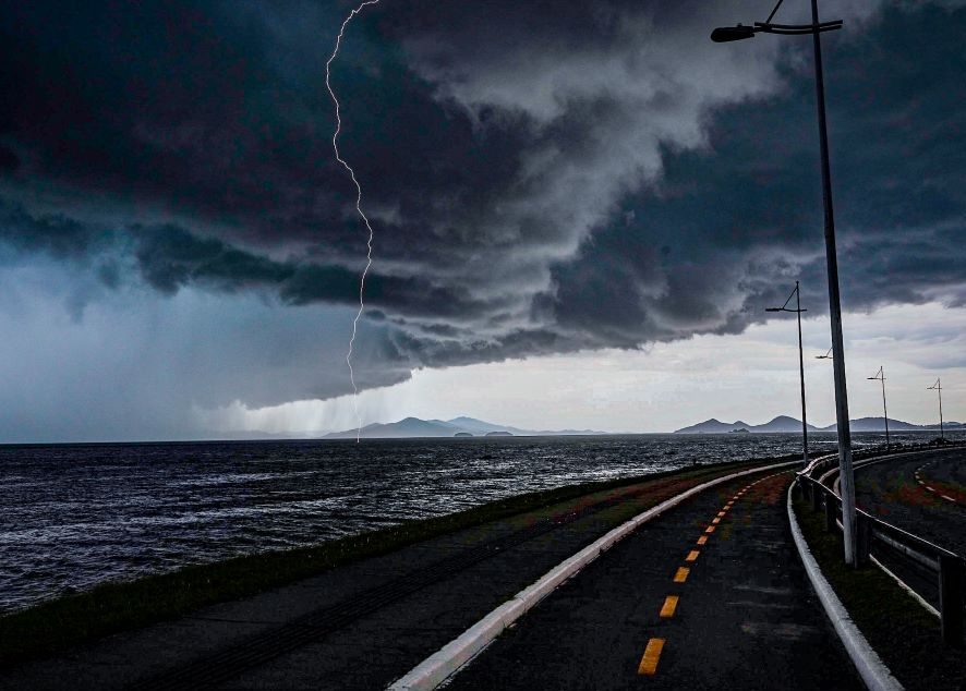 Frente fria traz chuva e risco de temporais isolados para SC nesta semana