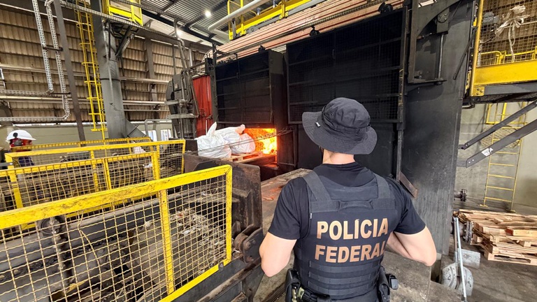 PF incinera cerca de 2,2 toneladas de drogas em três cidades de SC
