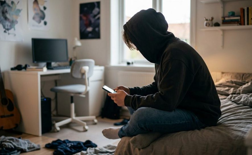 Aumento de 25% nos casos de ansiedade expõe impacto do isolamento na infância e dependência digital em adolescentes