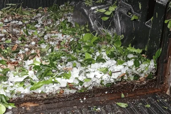 Chuva, granizo e vendavais causam transtornos e danificam quase mil moradias em Santa Catarina