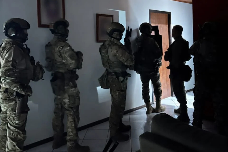 Menina de 4 anos é resgatada após o próprio pai mantê-la em cárcere privado em SC