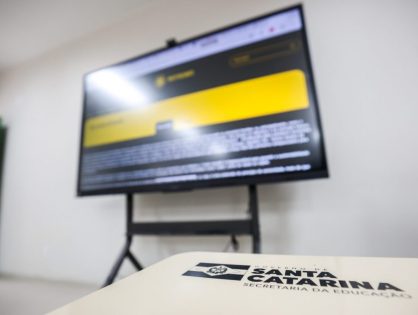 Escolas estaduais de SC recebem 533 telas interativas para ampliar tecnologia na sala de aula