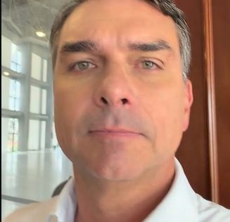 Flávio Bolsonaro e família seguem para os Estados Unidos após passagem pela Argentina e Equador