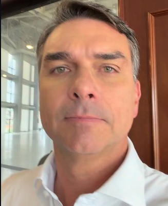 Flávio Bolsonaro e família seguem para os Estados Unidos após passagem pela Argentina e Equador