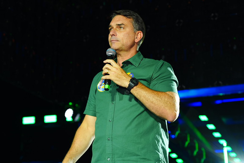 Aliados de Flávio Bolsonaro se distanciam de críticas à eleição após carta do senador