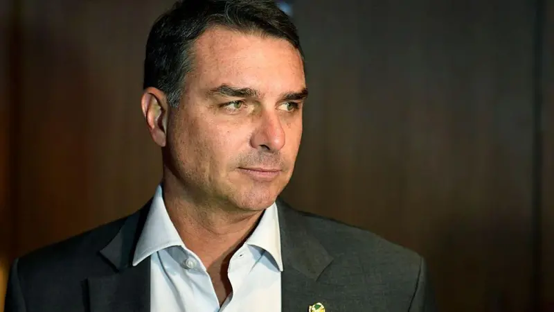 Paradeiro de Flávio Bolsonaro é desconhecido após notícia sobre possível saída do Brasil