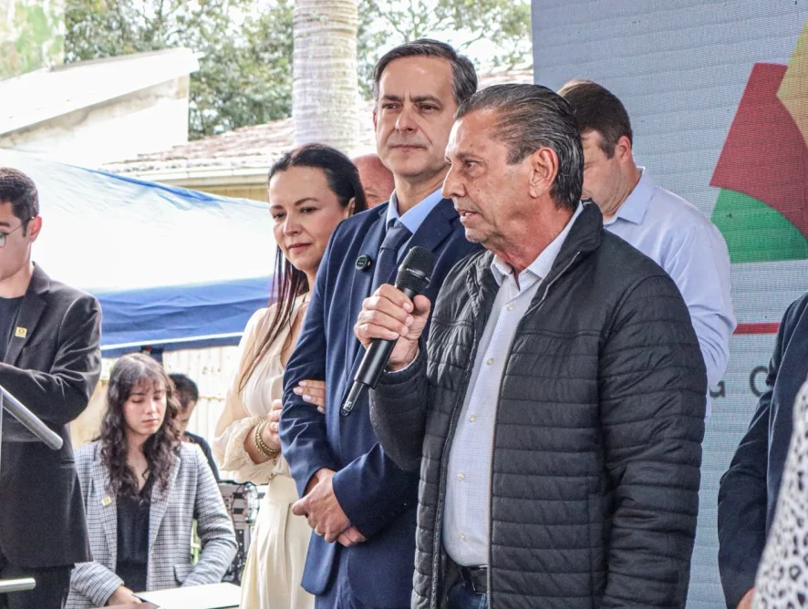 Vídeo: Júlio Garcia recebe título simbólico de prefeito da Cidade do Autista
